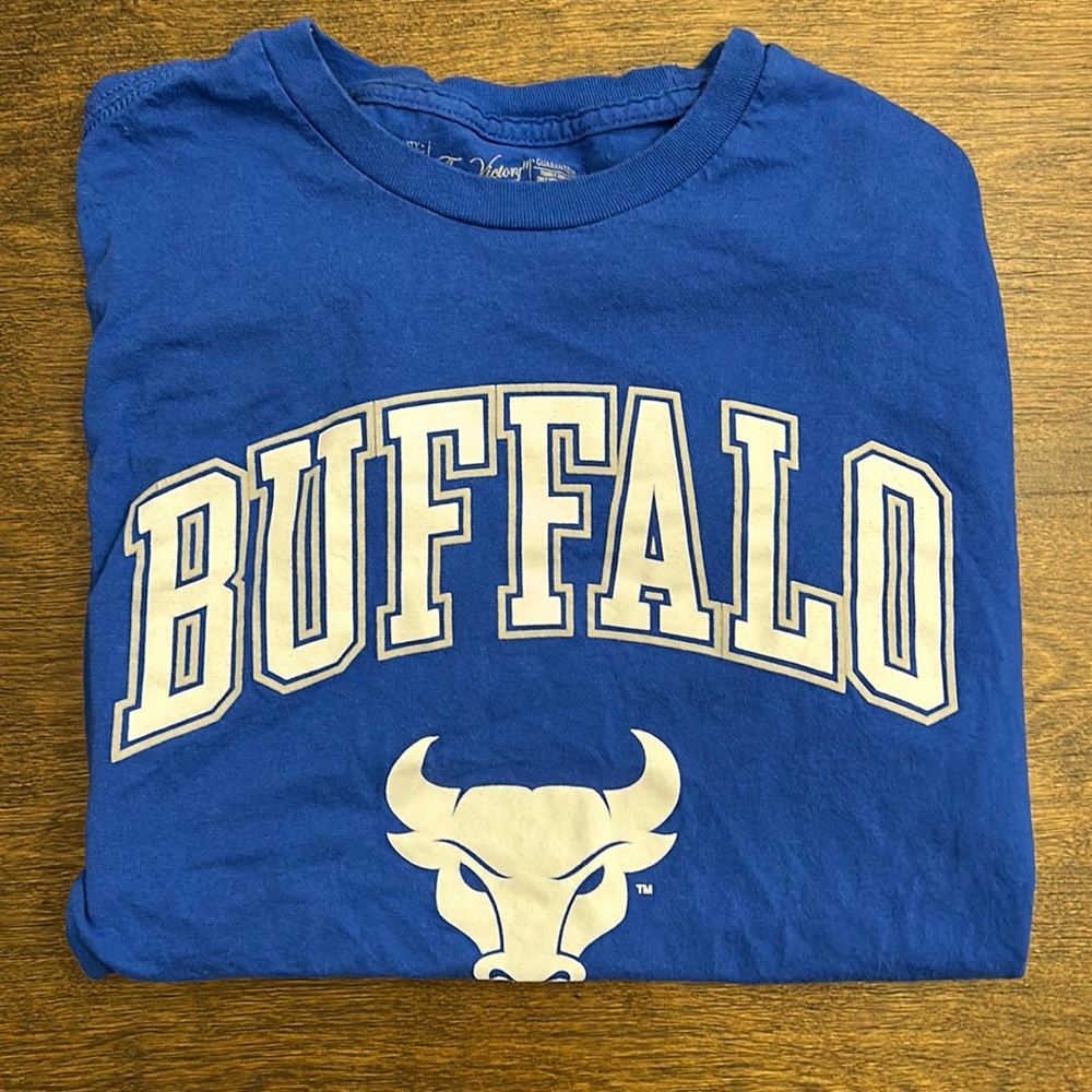 Blue University of Buffalo bulls t shirt, size medium